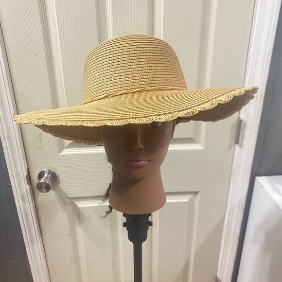 Jessica Simpson Women's Scalloped Edge Straw Domed Wide Brim Beach Hat. - Picture 1 of 7